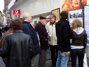 Straßenaktion am 25.10.2008 – Informationsstand – Foto: Elisabeth Ruppert