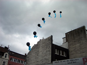Straßenaktion am 25.10.2008 – Die Ballonkette markiert die Bauhöhe der Kaiserplatzgalerie – Foto: Elisabeth Ruppert